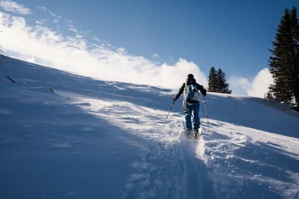 Comment organiser un camping pour la pratique de la randonnée à ski?