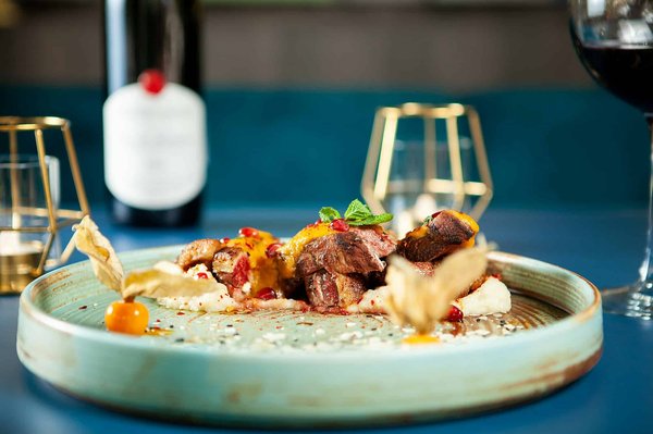 Est-il possible de louer une villa en Espagne avec des cours de cuisine et des visites de marchés locaux?